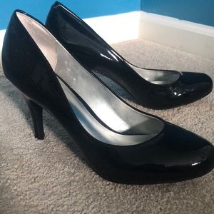 Jessica Simpson black patent pumps
